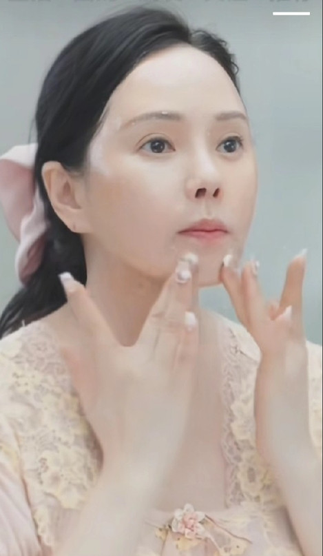 终于明白伊能静为什么一把年纪了，还喜欢打扮成小女生。原来秦先生最爱她白皙的皮肤，
