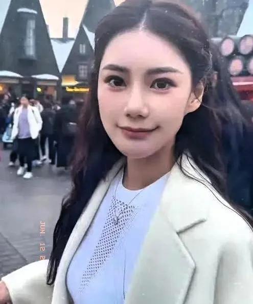 马筱梅这几天又去给玥儿姐弟上门做饭。小杨阿姨在旁边帮忙端菜，说孩子们吃得可香了。