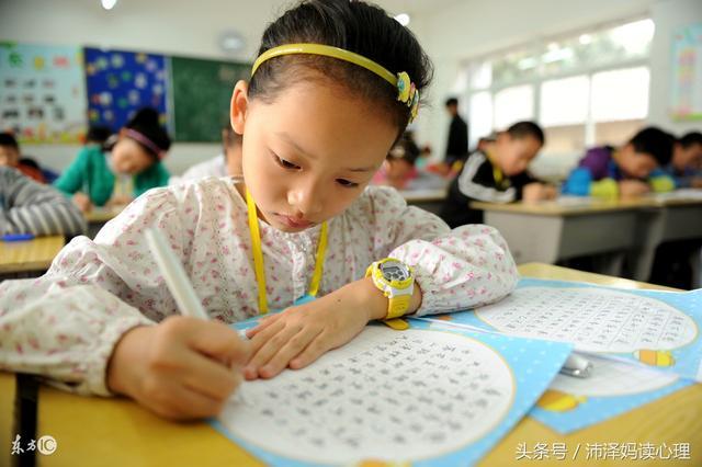 看到孩子写的字, 宝妈宝爸怒了, 微信群里炸开了锅