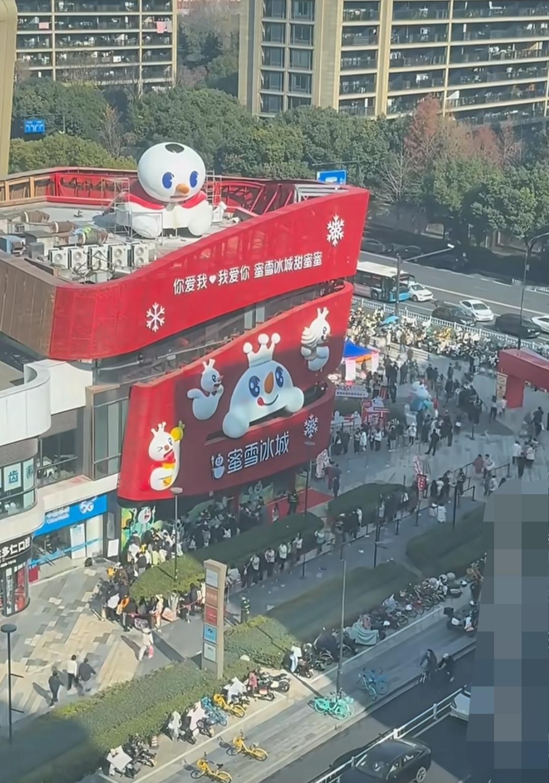 杭州“蜜雪冰城旗舰店”门口，天天排起了长龙，有没有人能告诉我:这些人进里面真的仅