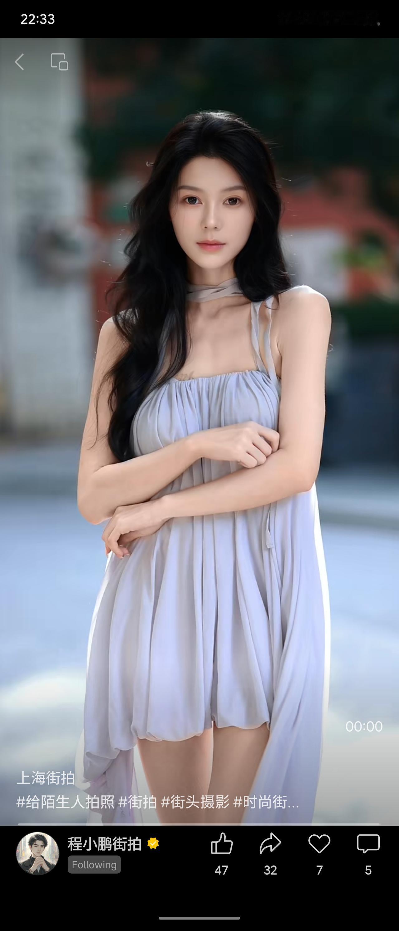 漫步上海街头的黑长卷美女，身着淡紫挂脖纱质吊带裙，轻盈又仙气。柔软面料随性垂坠，