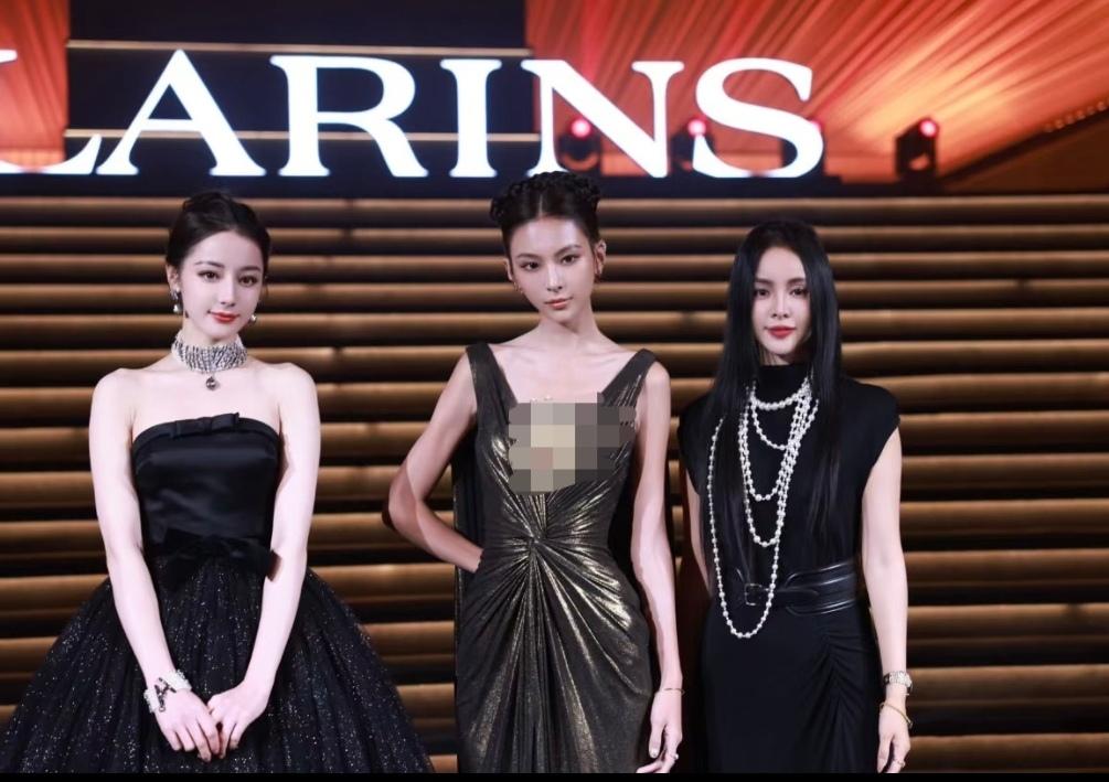 舞台上的迪丽热巴，白得实在太抢眼，一出场就自带高光，直接把身边两位美女的光芒都盖