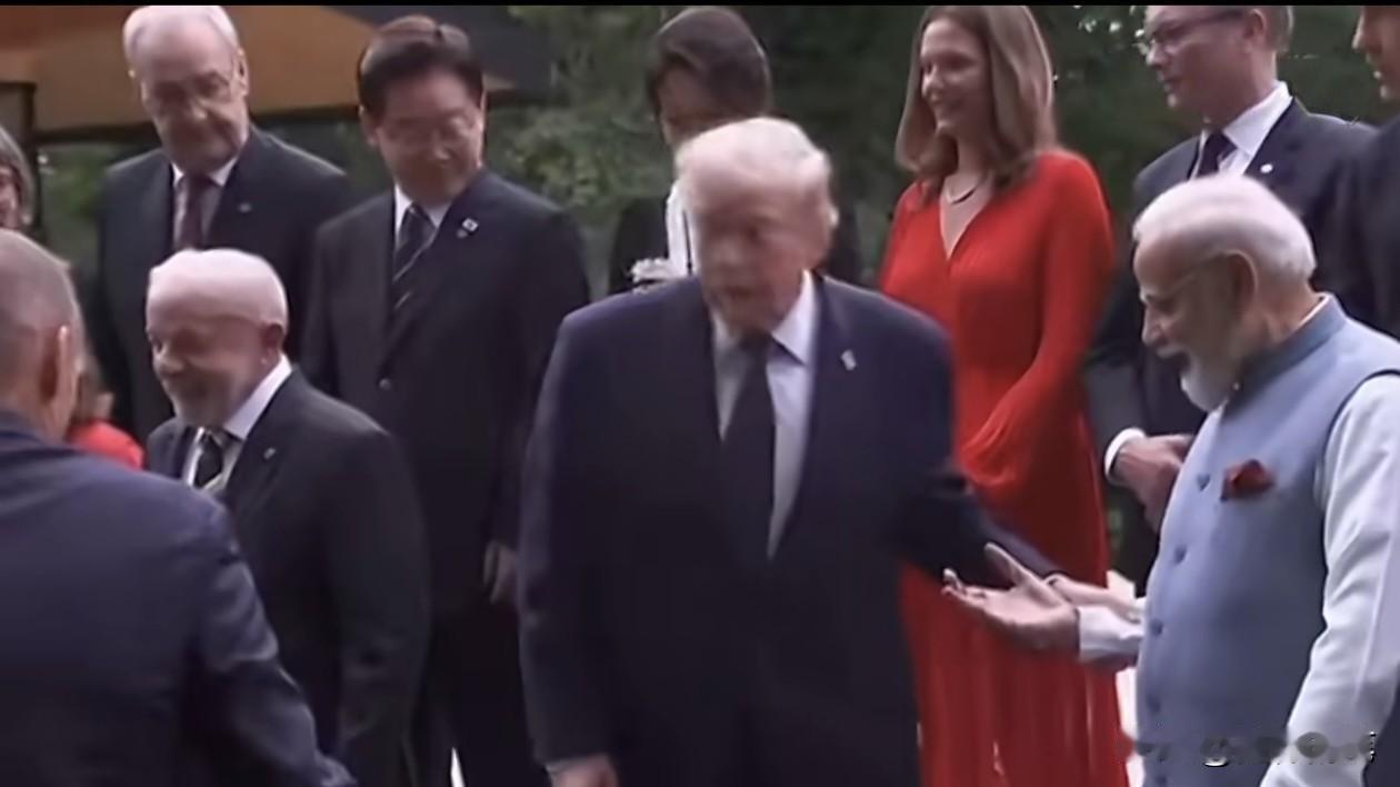 特朗普拒绝握手，印度莫迪尴尬了。在G7大合照时，虽然莫迪被安排在第一排，并且