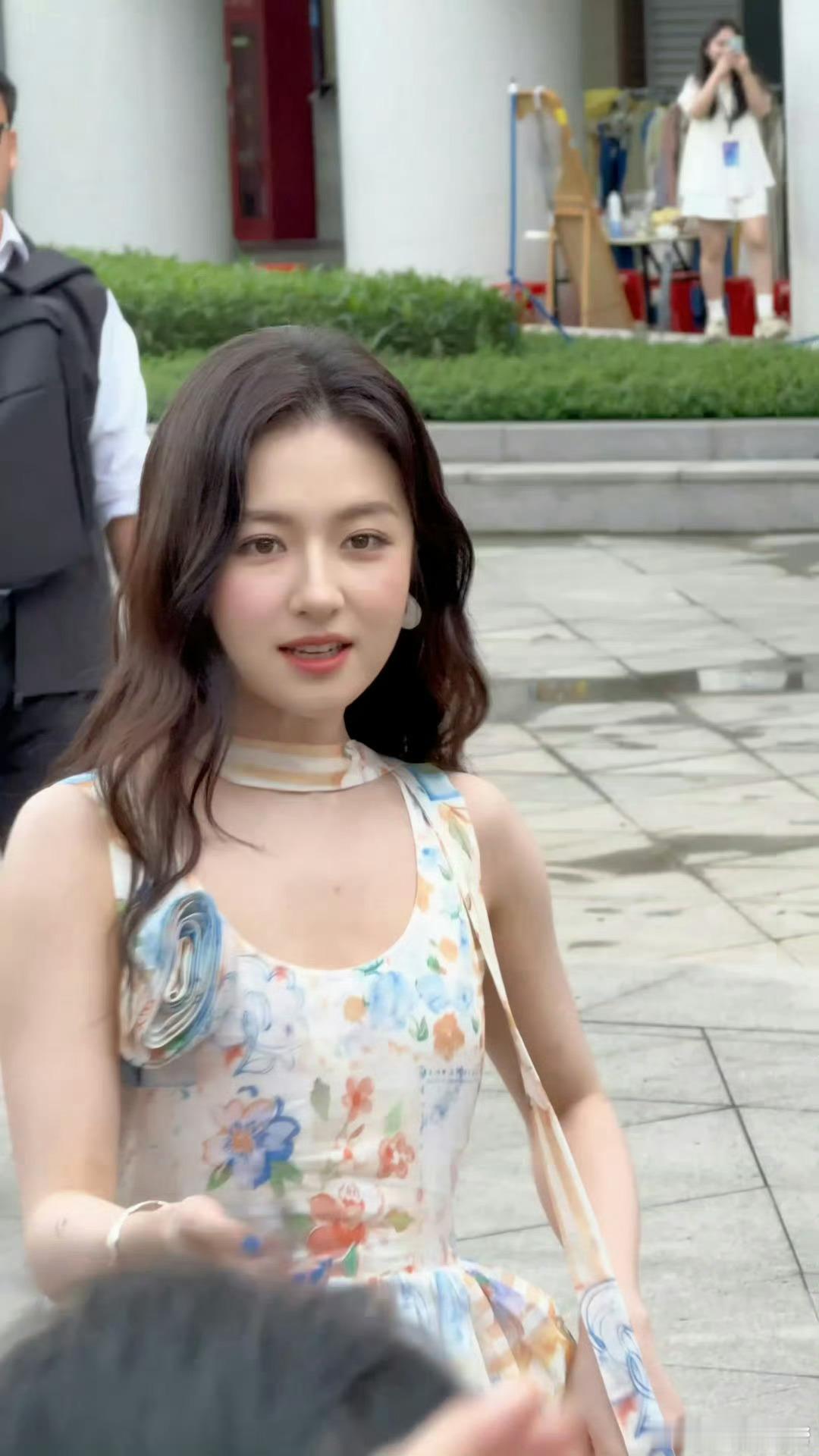 李兰迪这才是健康的身材没有过度瘦身的僵硬感，饱满自然的体态，尽显少女灵动元气！