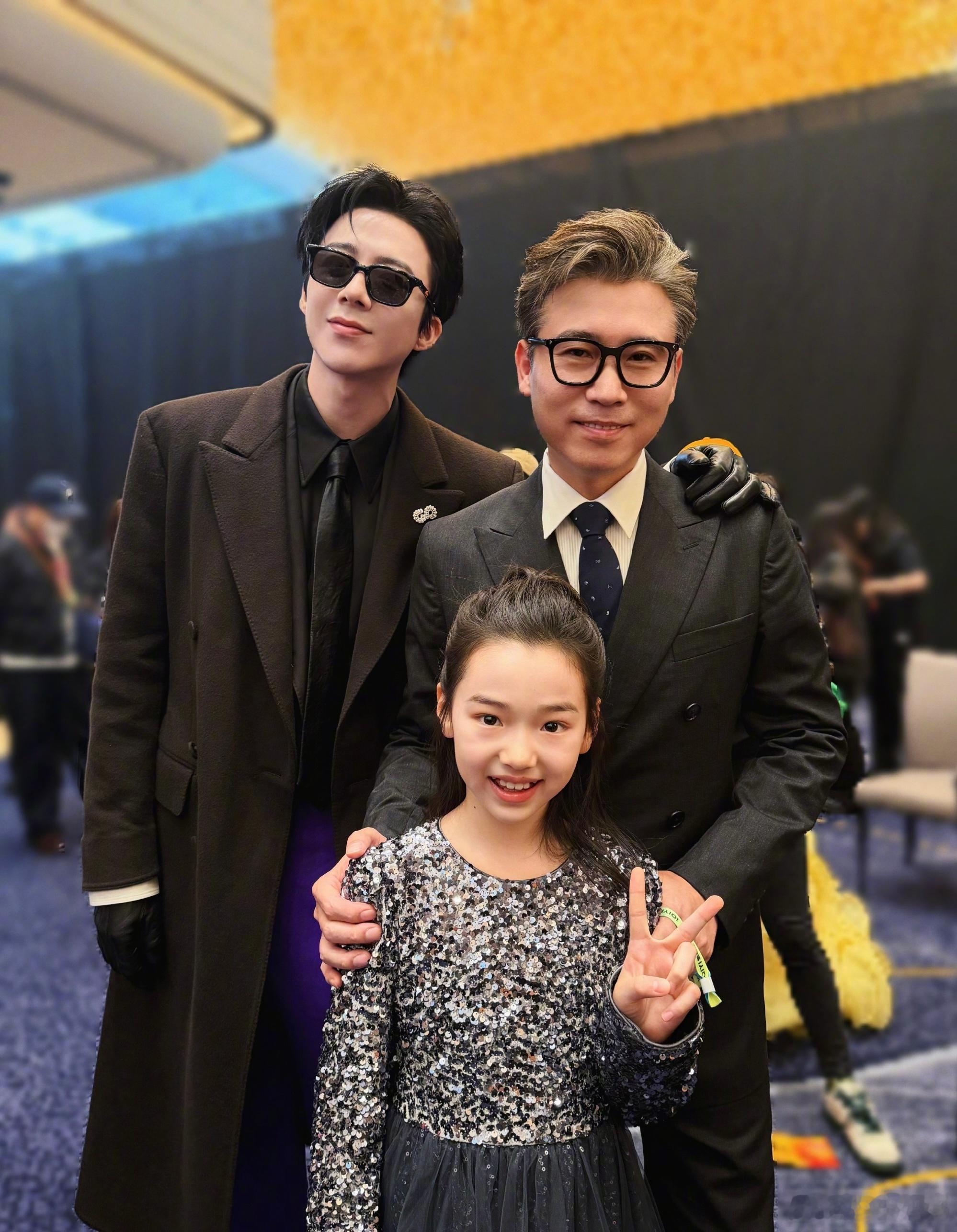 尖叫之夜最大赢家小酒窝，一款爱和娱乐圈美女帅哥集邮合照的萌物宝宝小酒窝晒了17