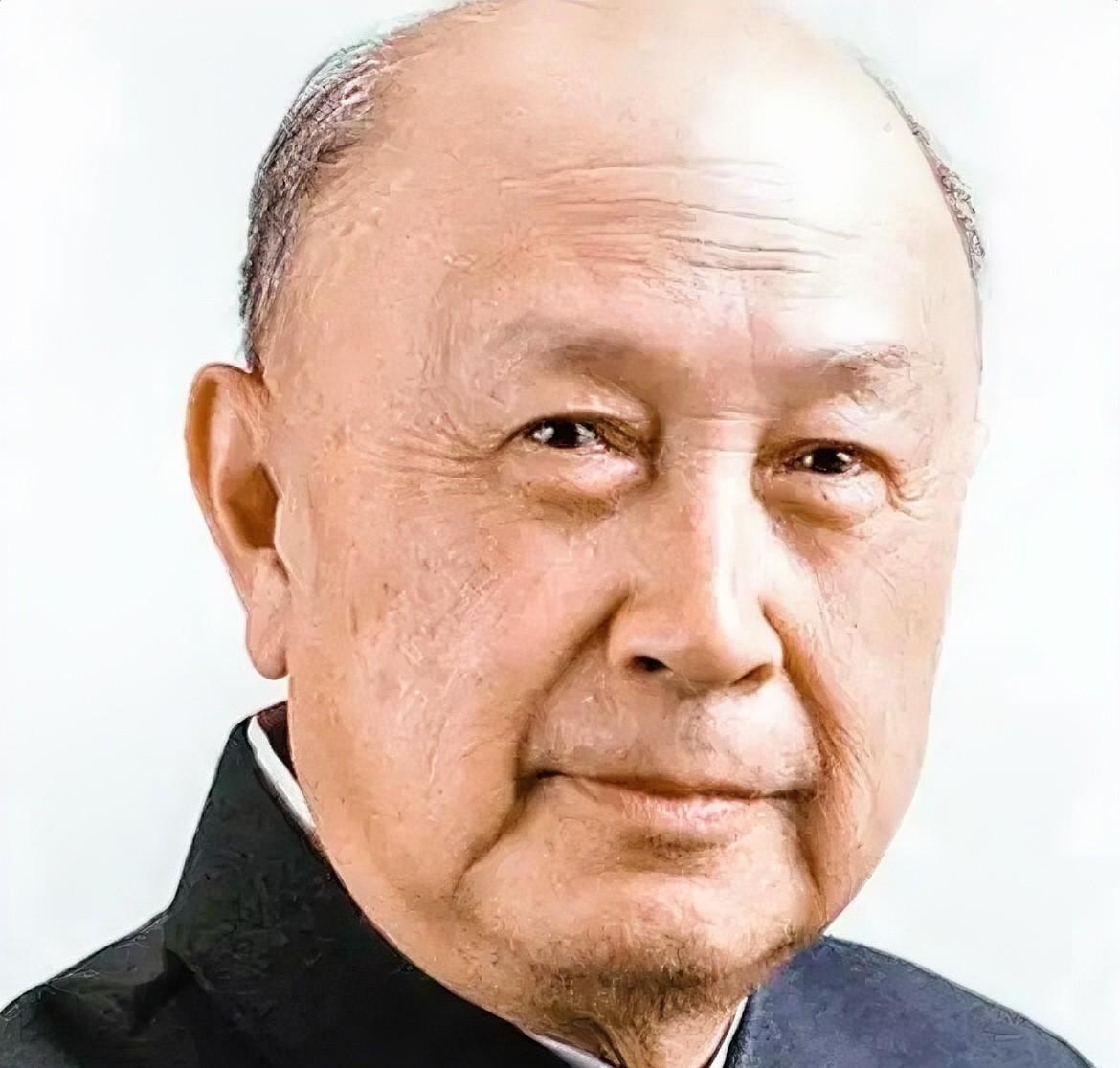 1964年的冬夜，北风正往窗缝里钻，屋里的暖气片刚有点温度，钱学森盯着桌上的红烧