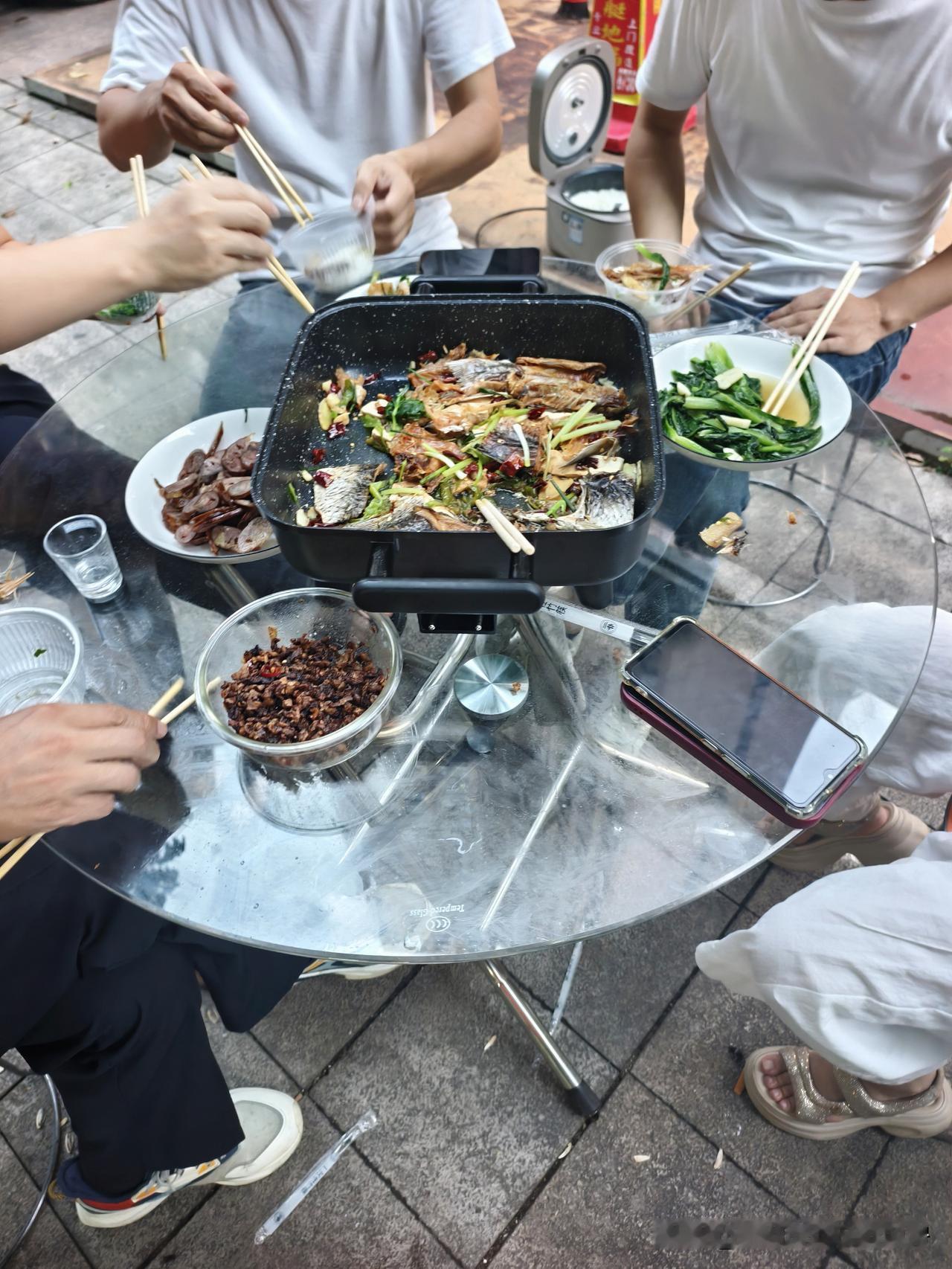刚刚在和几个小伙伴聊股票，大家的意思是今年都没有在股市赚到钱，而且还亏了10