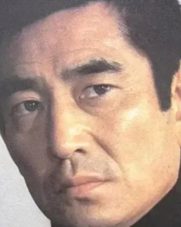 2014年，83岁的高仓健在日本去世，因为一生无儿无女，他把40亿日元的资产，全