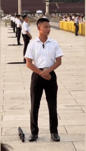 看着他们这一身妆容，就知道他们的身份肯定不简单，这应该属于北京卫戍部队，专门执行
