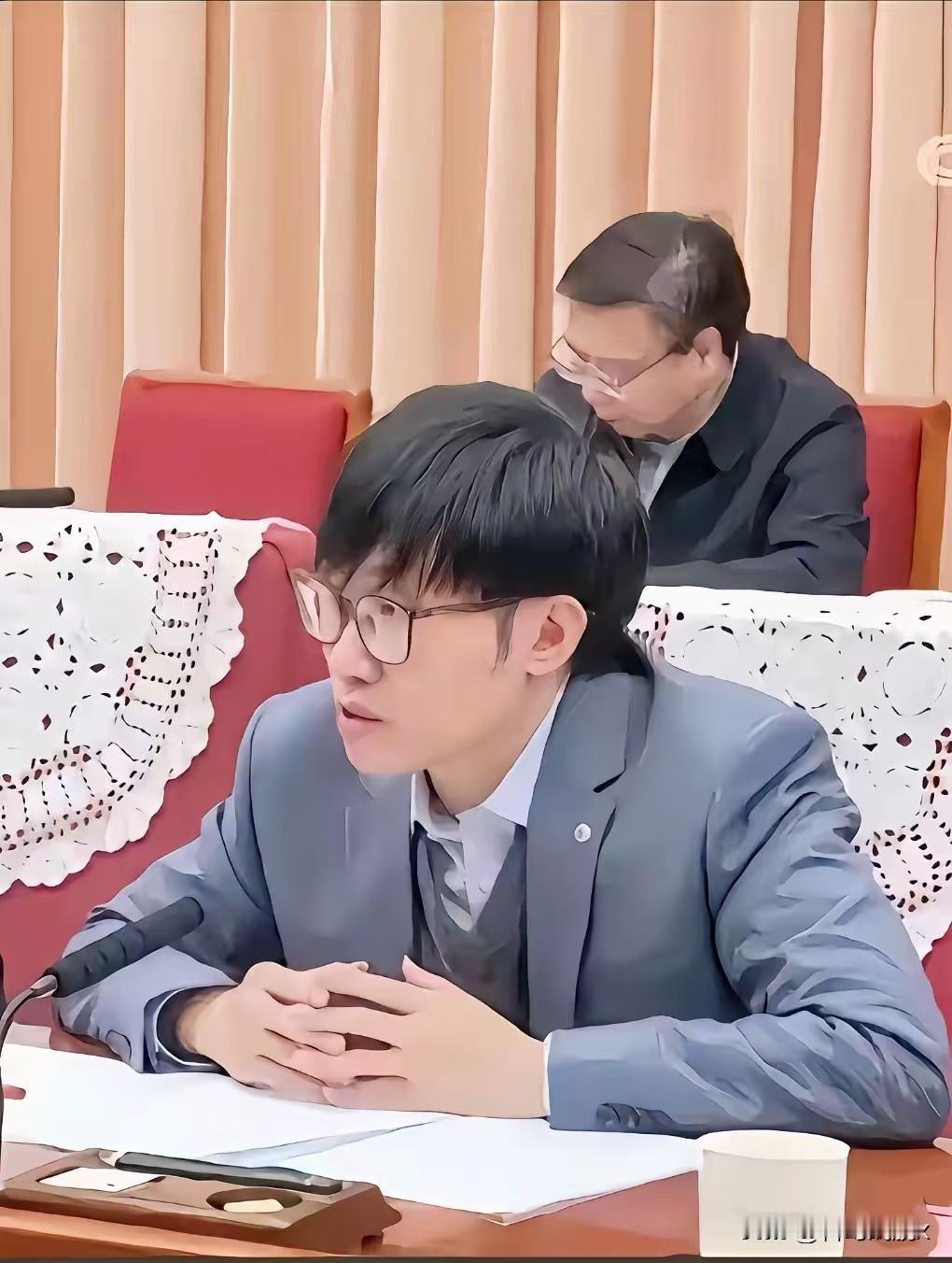DeepSeek的梁文峰连眼皮都没抬一下。直钩钓不到，就开始迂回包抄，找一堆海外