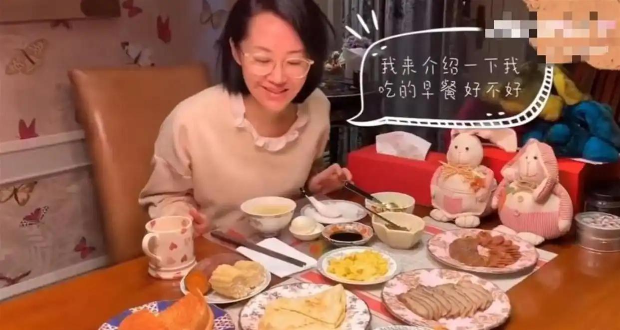 怪不得57岁许晴依旧少女感十足一顿早餐刷新了很多人认识！你没看错，一顿饭吃了
