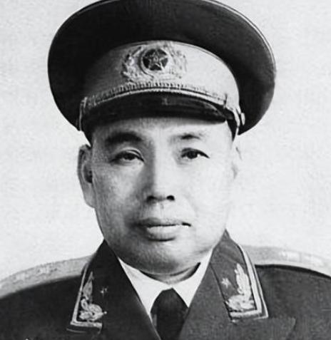1969年中共九大会间休息时间，许世友怯生生地走到毛主席身边，寒暄了几句，毛主席