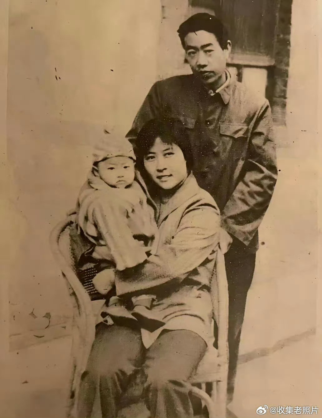 上世纪，贾平凹的全家福。当时贾浅浅才刚满百日。