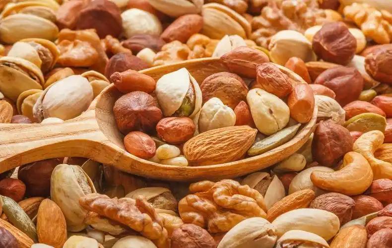 过年买坚果别踩坑！“泡药”坚果藏隐患，这样吃才健康过年囤坚