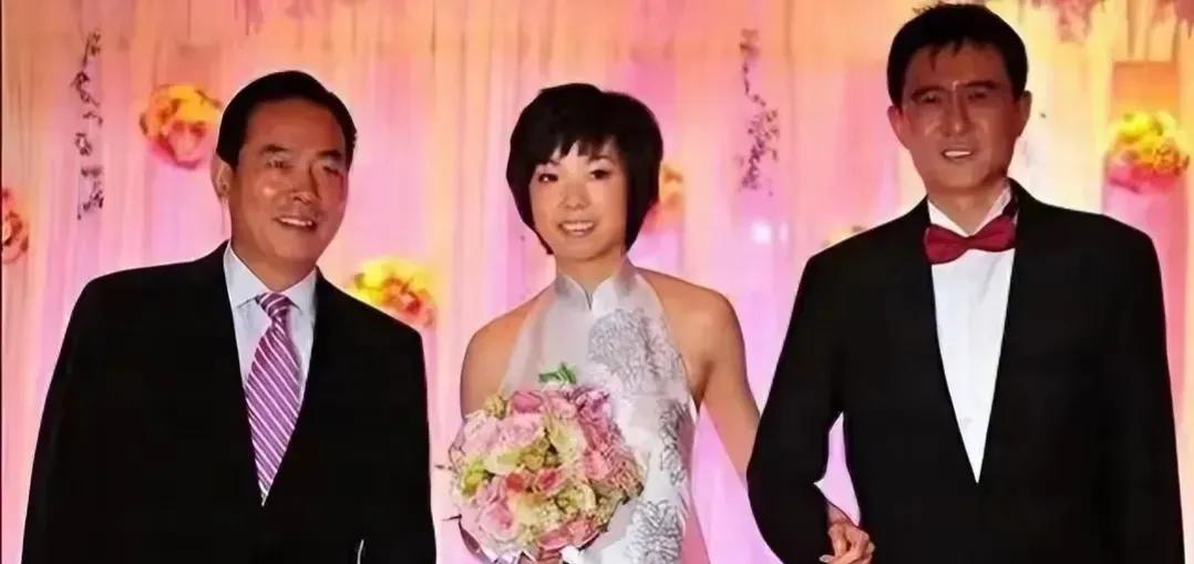 2009年，28岁的张怡宁嫁给48岁身家300亿的富豪徐威。那天，穿着朴素的张怡