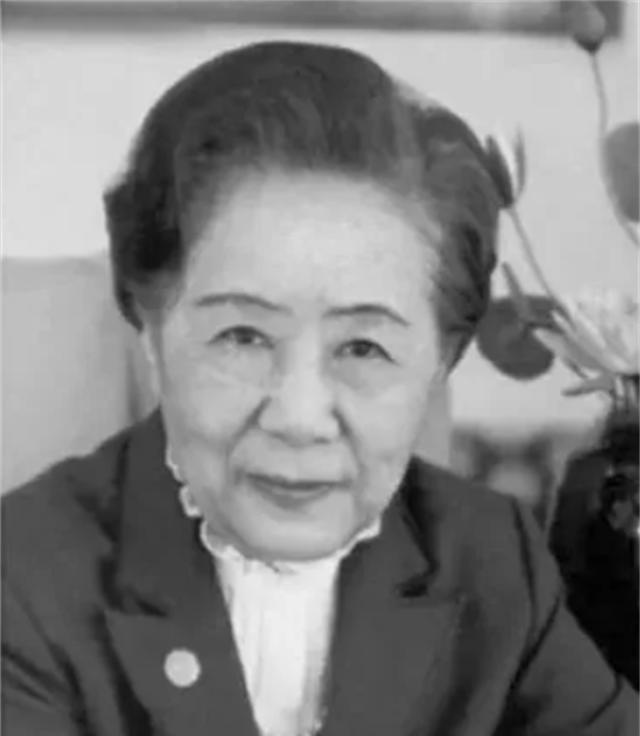 一个为美国科研事业奉献了一辈子的人，却在墓碑上刻着：一个永远的中国人！这句刻在纽