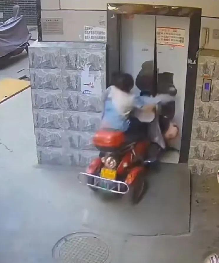 江苏老人骑三轮车撞破电梯跌入电梯井，反复看了好多遍，发现了一个细节：老人家撞电