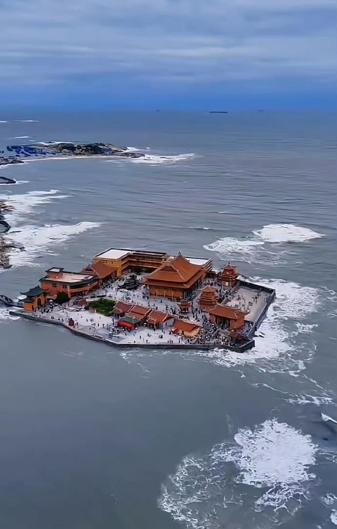 泉州洛伽寺，建在海中的寺庙，涨潮的时候，就像从海上飘来的世界，蔚为壮观，让人惊叹