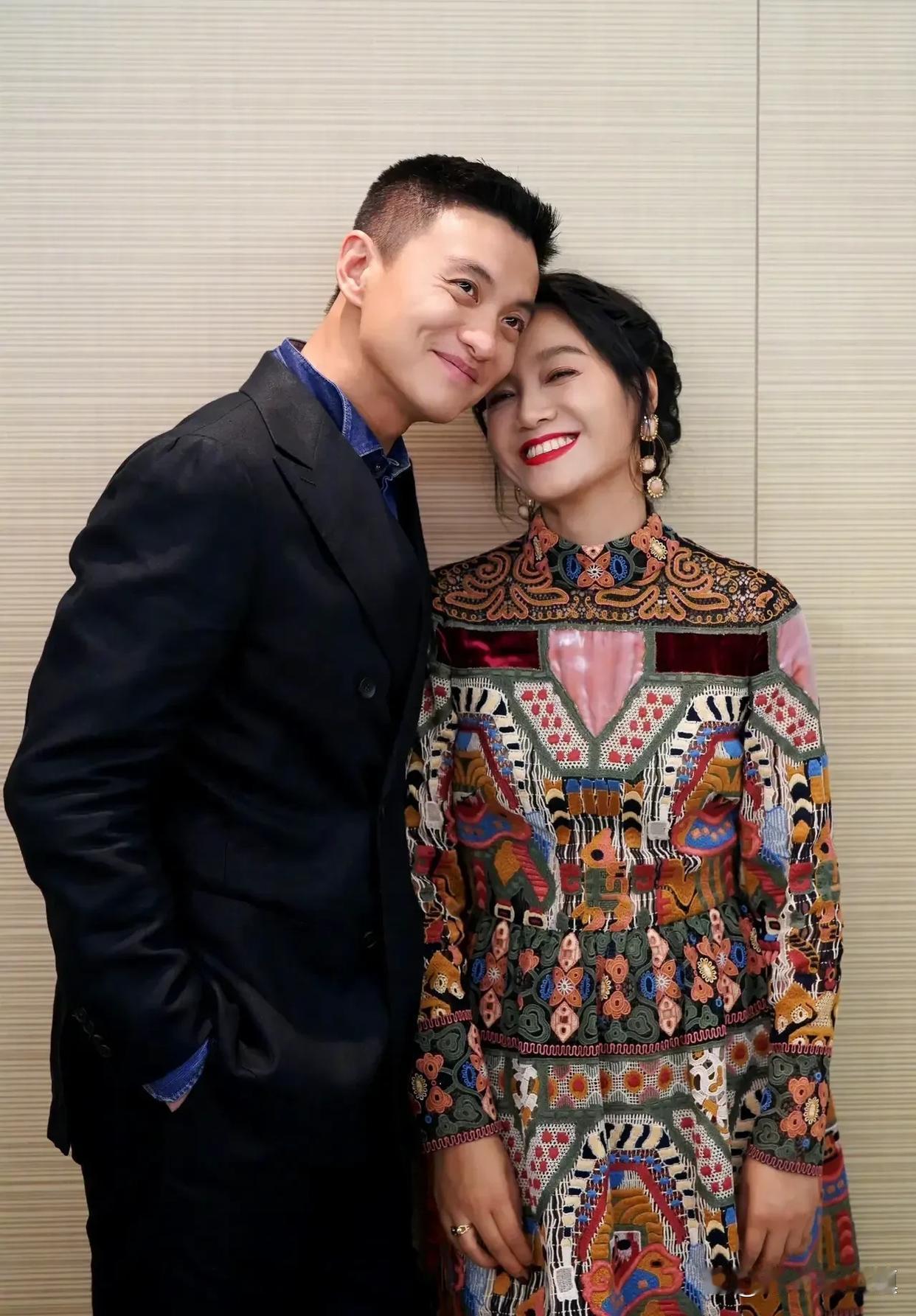 第一次见朱丹的老公，不得不说，她老公长得真帅，两人看起来太般配了！