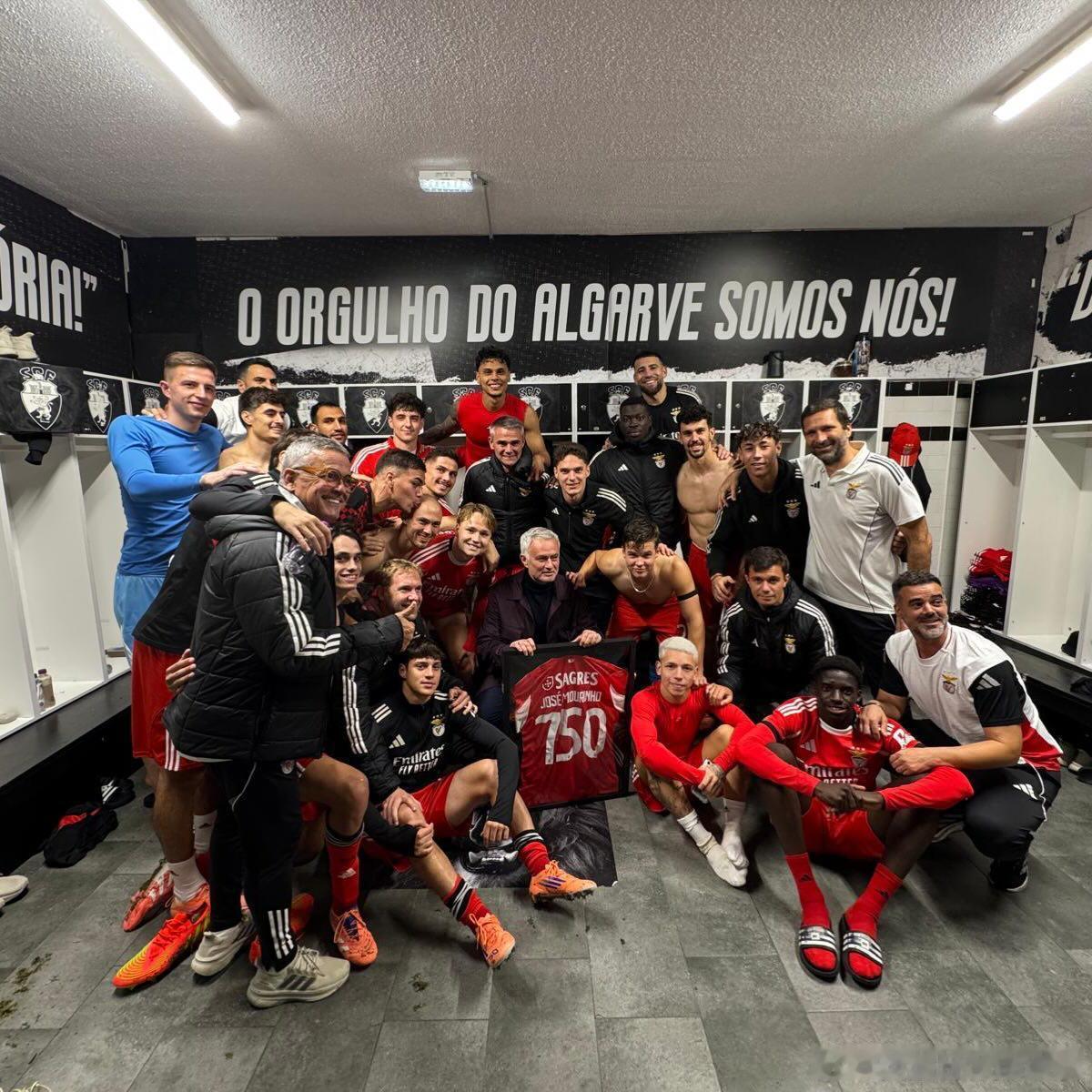 【里程碑】62岁的穆里尼奥与本菲卡全队一起庆祝执教生涯第750场胜利！法伦斯0比