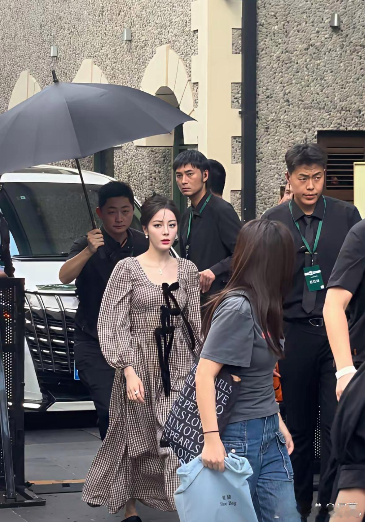 热巴以后拍现代剧的话穿自己私服吧，喜欢看​​​