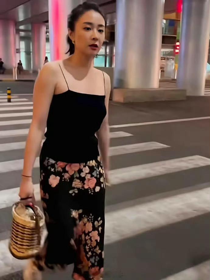 高叶这种身材吊带这么细不怕吗？​​​
