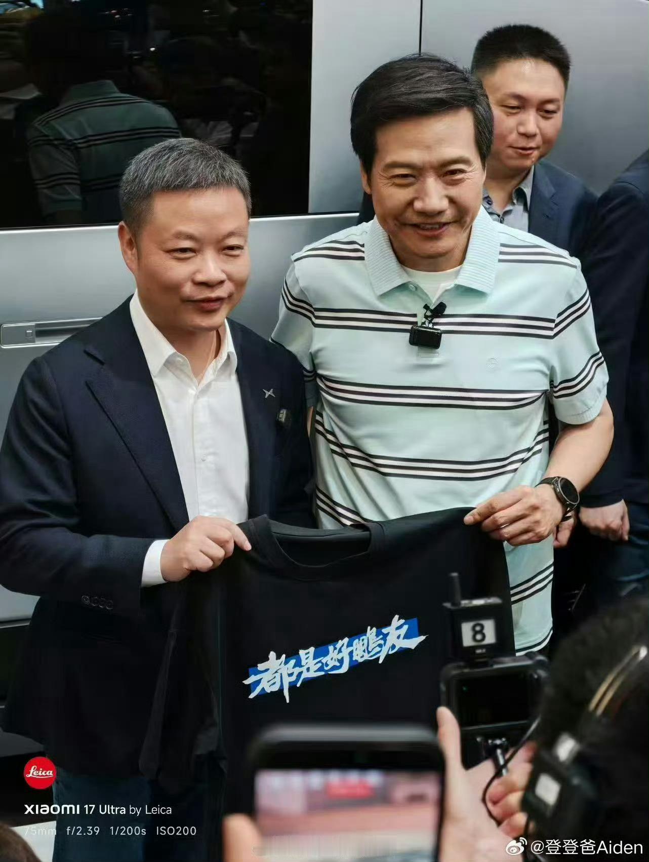 卧槽，雷总给「蔚小理」老板分别送了一件T恤蔚来-李斌：一起加电小鹏-何小鹏：都是