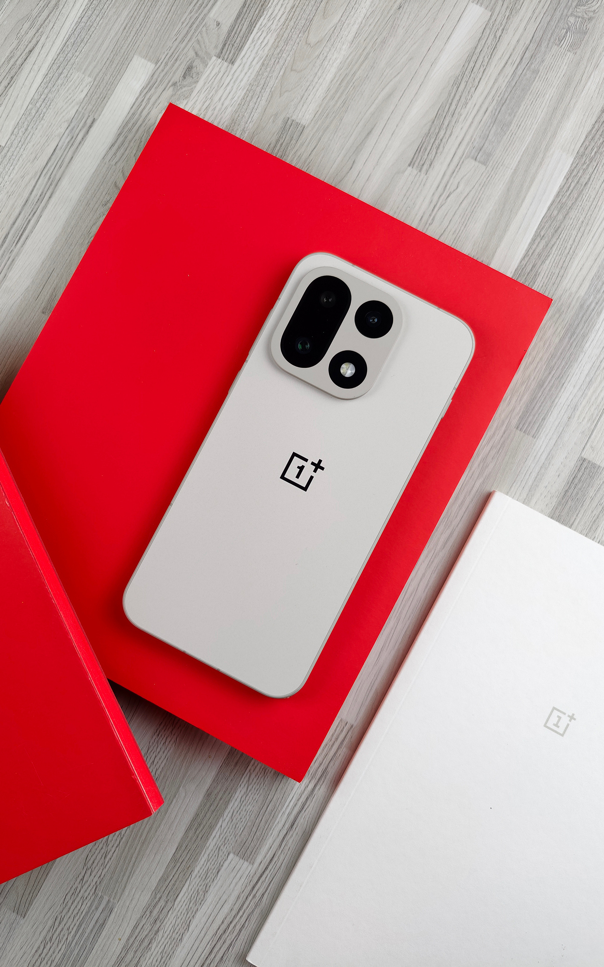 一加15一加15的外观质感我觉得第一感觉是“朴”因为沙丘美学设计的一加15