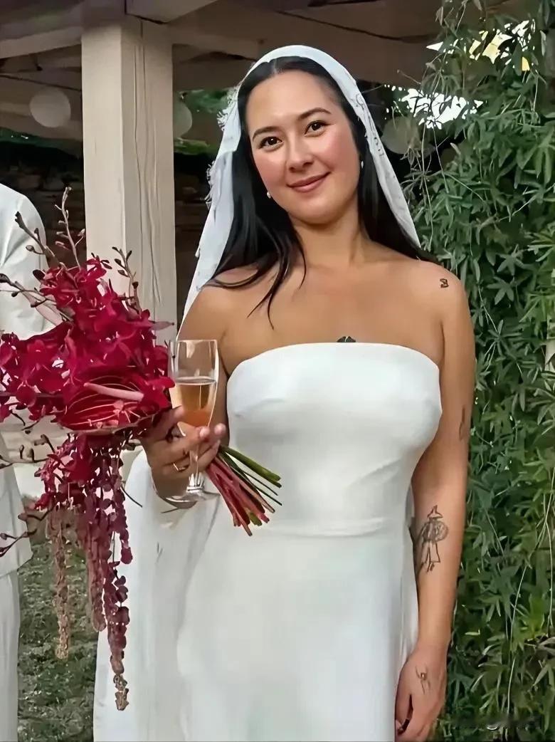 姜文“被女婿狠狠打脸”了。原因是:姜文曾公开称赞女儿姜一郎为“世界第一美女”
