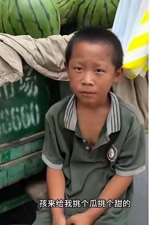 郑州烈日街头，7岁小男孩陪爷爷卖西瓜，1秒套袋绝招看呆路人！背后故事让人敬佩​