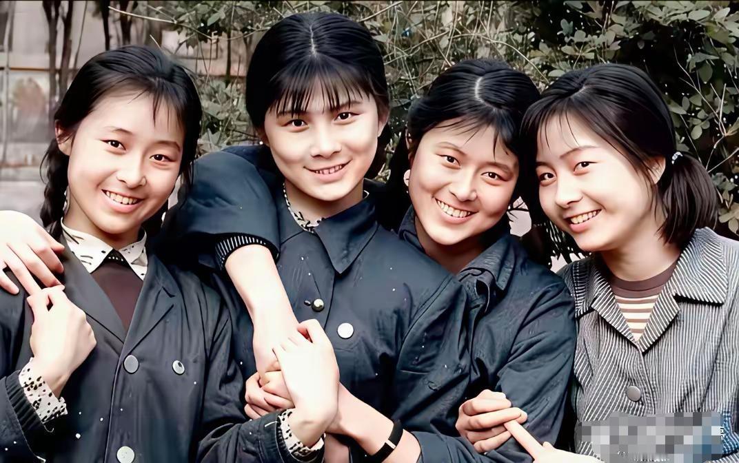 迟蓬年轻时有多美？看这张和倪萍合影的照片，就知道迟蓬本人长相很好，底子不错，迟