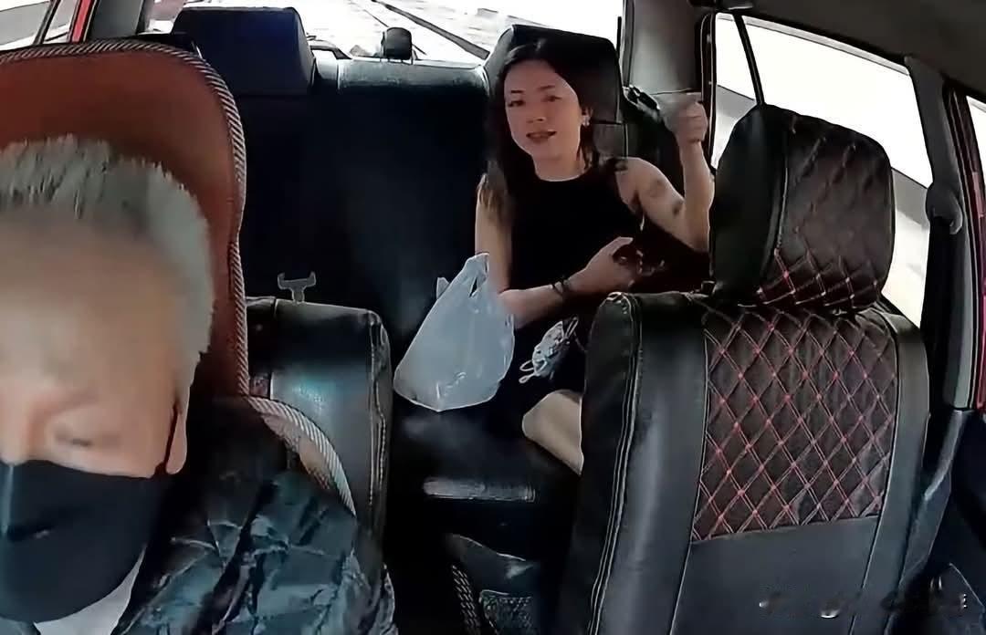 新形容词：「坐两蚊车」😆😆😆网络近日流传一段出租车车内行车记录仪片段，引