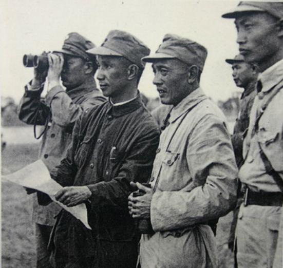 1948年粟裕拒绝渡江，毛主席思索良久后，有了换帅的想法，陈毅连忙表示：换谁？谁