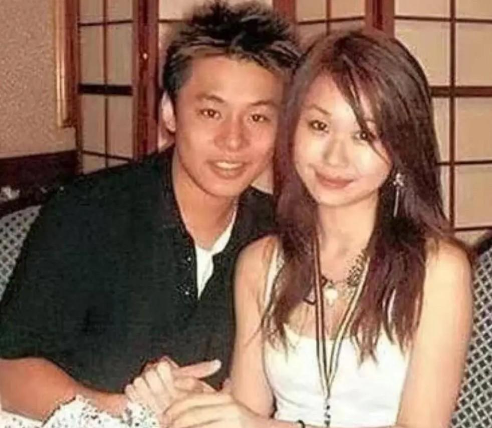 霍启仁之前那位青梅竹马的女朋友因为他劈腿而自杀了，所以他也被家族半雪藏了。前女友