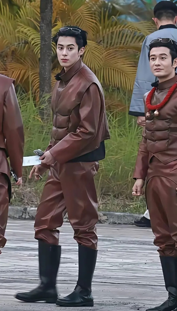 为什么老了都发胖呢？没有对比，就没有伤害，王鹤棣和黄晓明站在一起，仔细看五官