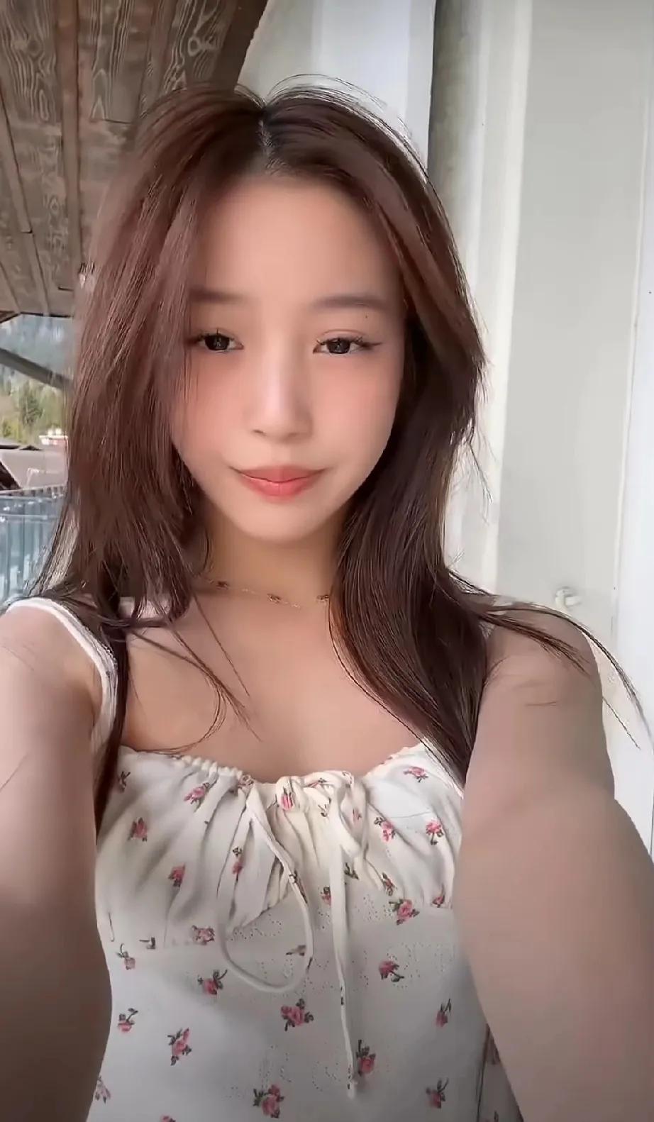 天呐，赵薇15岁女儿长这么大了，眼睛又大又圆，跟妈妈长得很像。小时候的她长得
