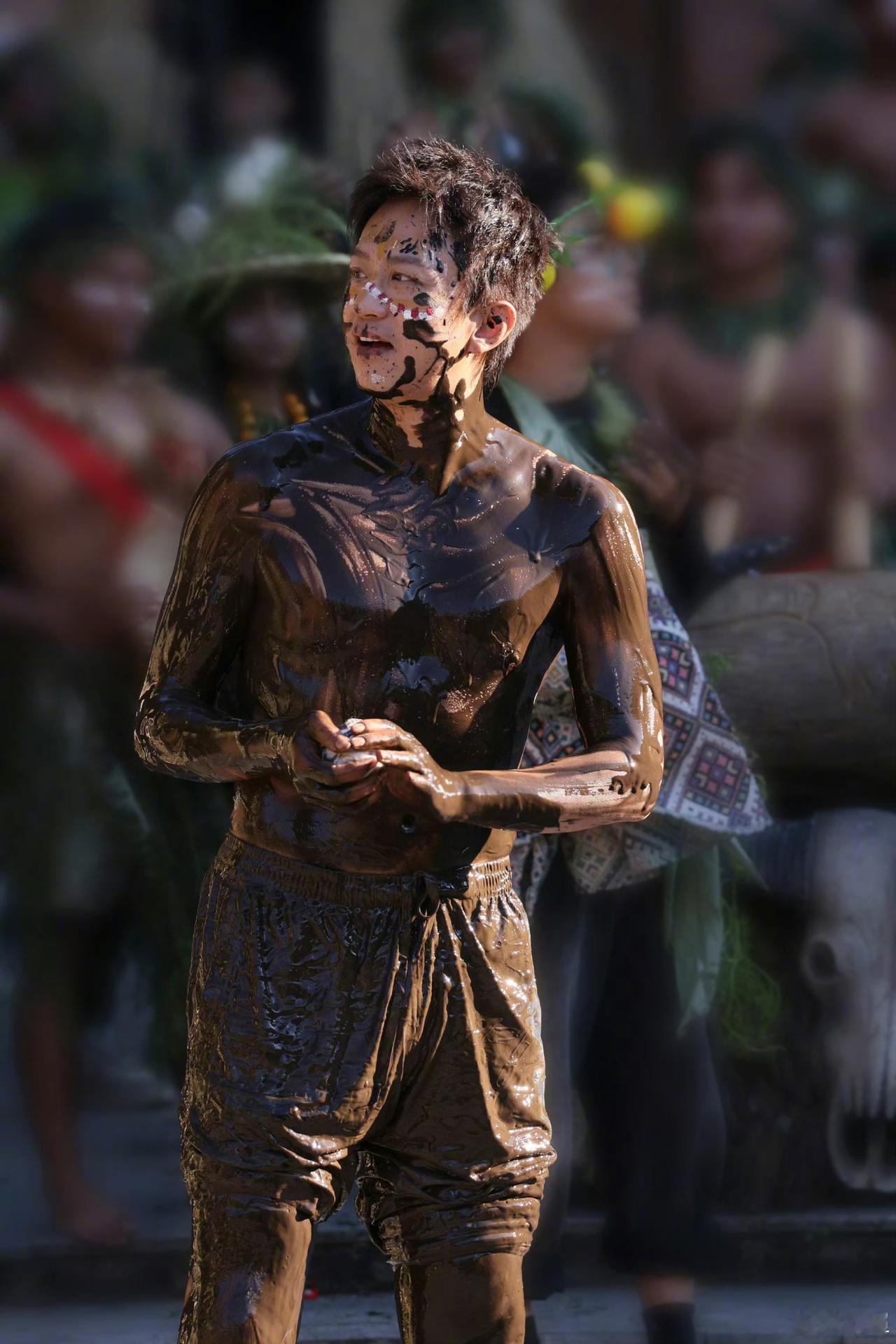 谁能想到邓超现在的日常画风这么搞笑！近期他解锁了奇特的护肤方式，洗澡全程往身上