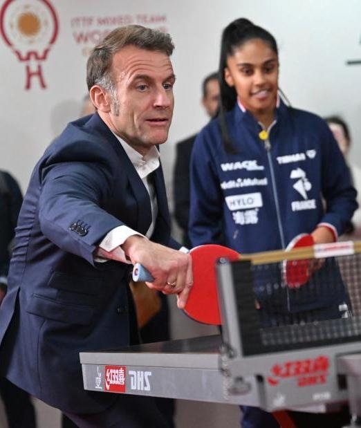 马克龙和中国国乒队员互动打球，说是展示自己倒也有点道理，但这“展示”背后意义可大