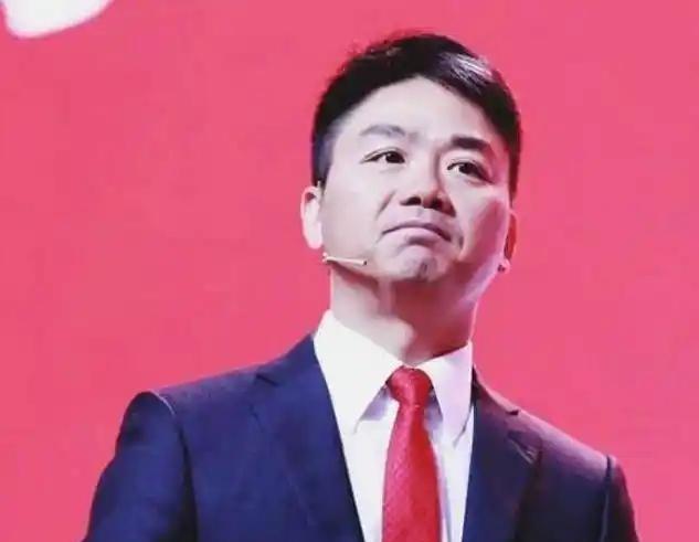 我可以接受刘强东已经百亿身家，也可以接受他是大佬，但我实在不理解，他都这么厉害了