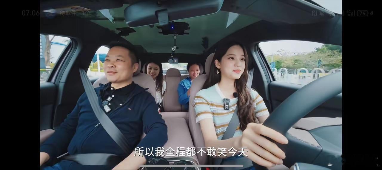 上次何小鹏带雷军、欧阳娜娜分别试驾MONA，笑与不笑的对比图片爆火。今年欧阳娜娜