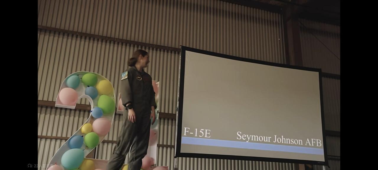 一架美国战斗机坠毁。五年前，这位女飞行员正在经历她的“空降之夜”；五年后，她经历