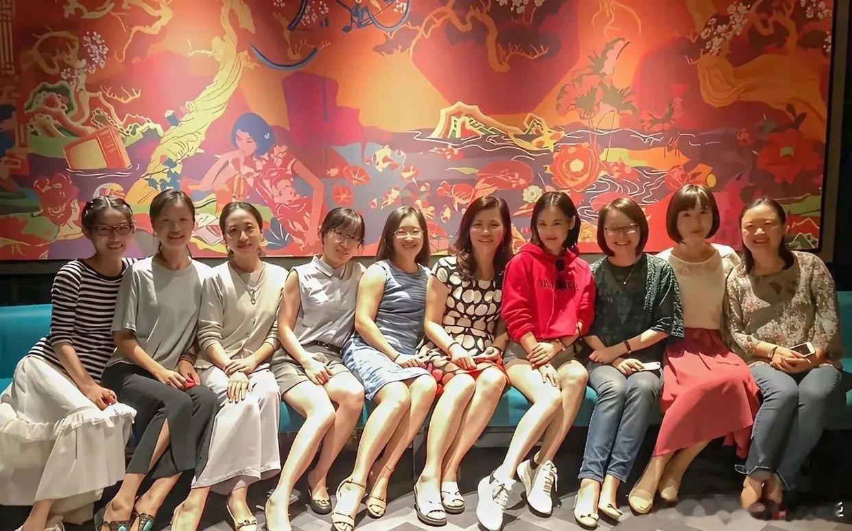 黄圣依去参加同学聚会，跟老同学们站一起，简直像活成了两代人。不得不服，女明星的