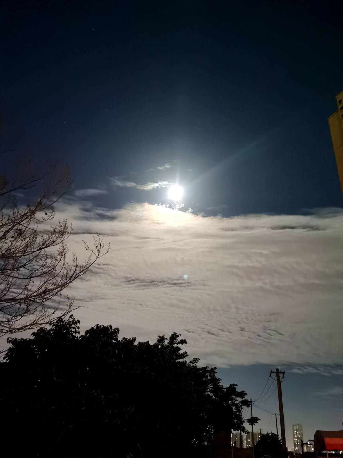 半夜三点,手机亮着。我盯着窗外的月亮,想着中国要是输了,下一代人可能连骂美国的资