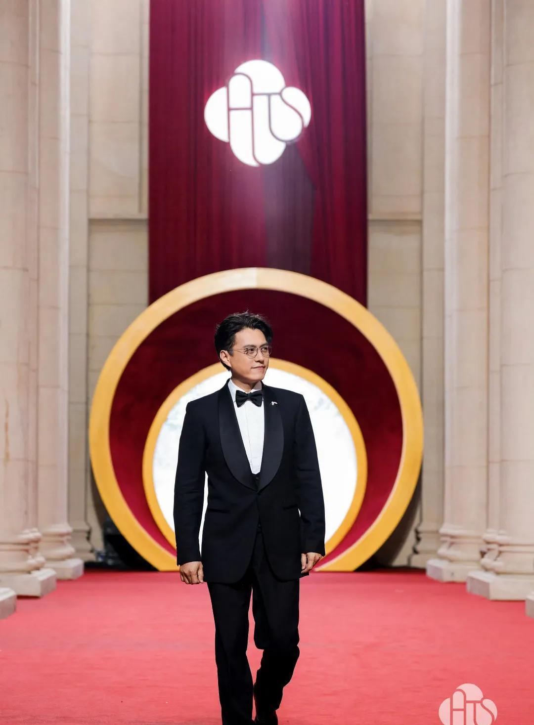 靳东走红毯“会议风”出圈：沉稳气质自成一派近日，#靳东不像走红毯像来开会#的话