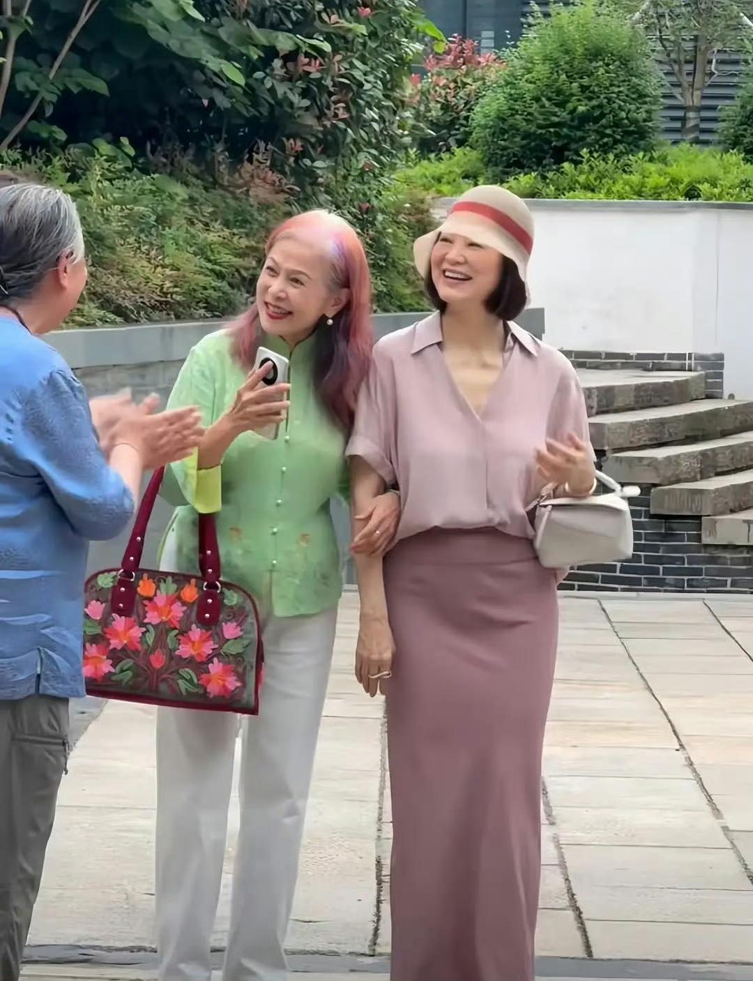 70岁的林青霞在路人镜头下是真显年轻，和同龄人在一起倍显优雅高贵，不管是身材还是