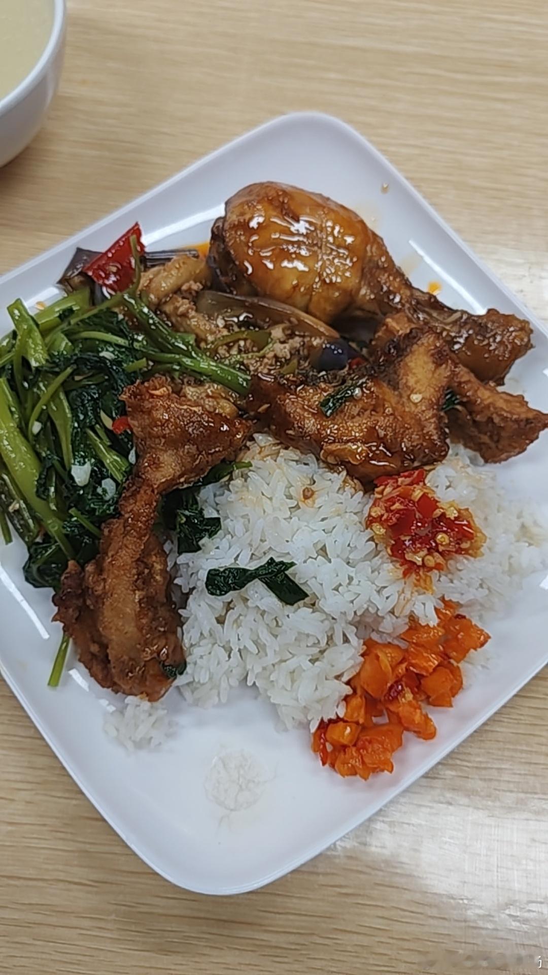我的午餐，有鸡腿，有鱼块儿，有茄子，有通菜，15元一份。味道还行，就是价格有点小