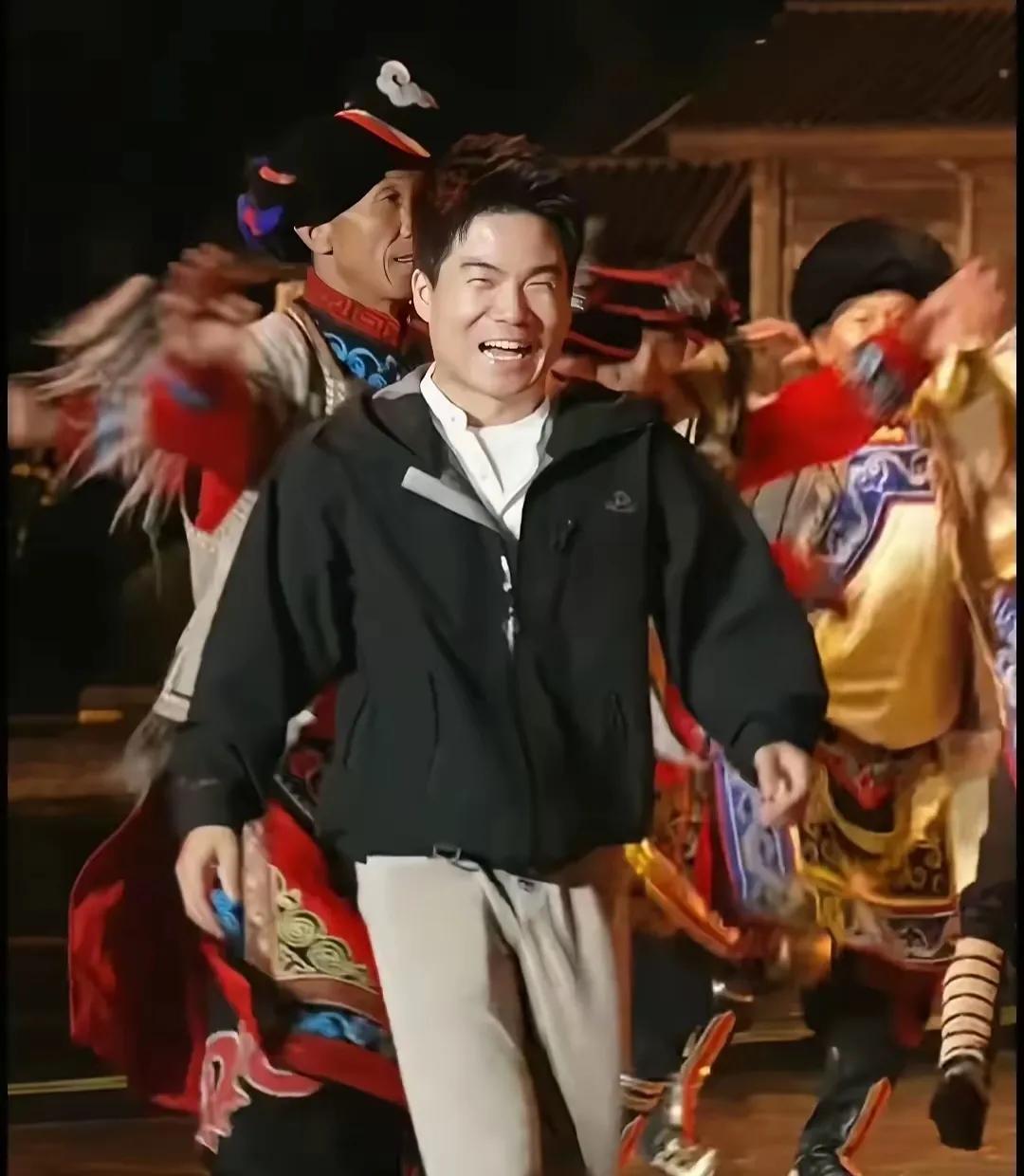 董董当爸爸了，董宇辉把那小子赶回了北京，又忍不住泪目：那个弯腰为他擦泪、不顾前程