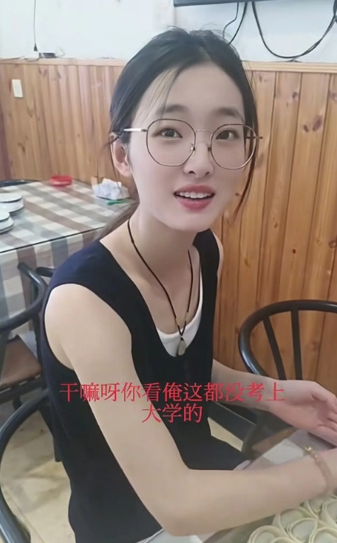 江苏，一家两个女儿都没考上大学，于是就干脆帮家里人包起了馄饨，结果看到两个女儿正