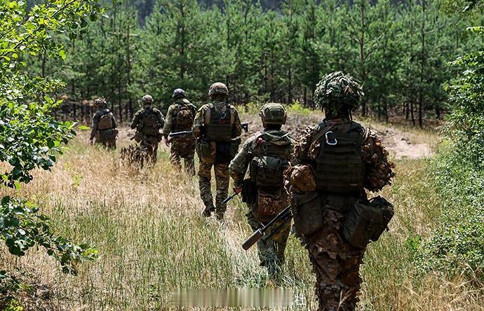 【俄国防部：乌军一天损失约1450名军人】据俄罗斯国防部8月27日发布的战报