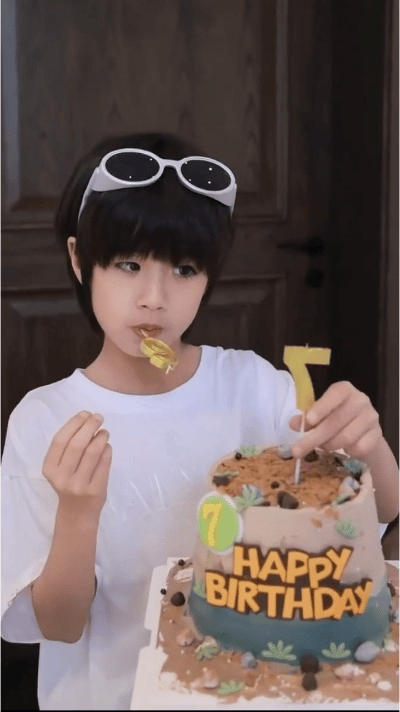 姜潮麦迪娜7岁儿子近照曝光！5月20号，姜潮和麦迪娜的儿子丹尼尔突然冲上了